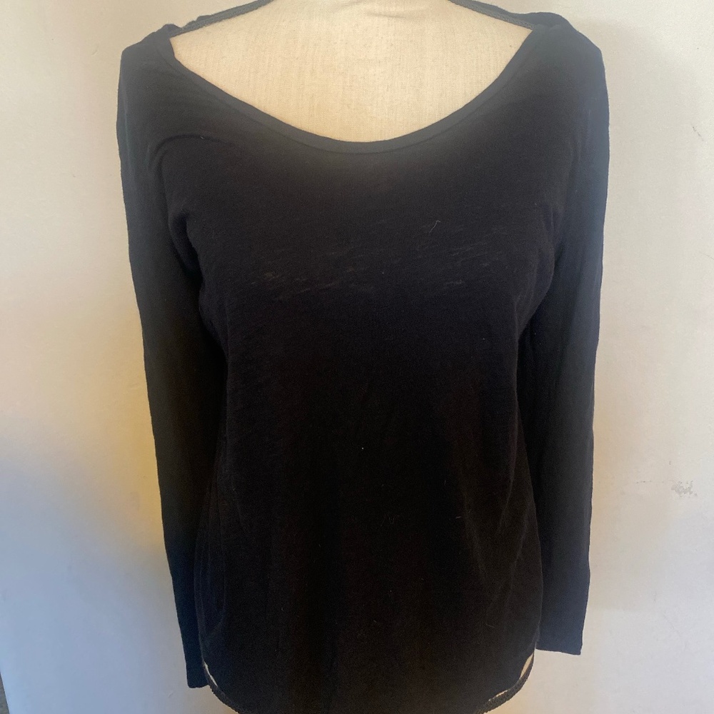 LOFT Size: Women’s Large Color: Black Style: Long Sleeve / Scoop Neck Mat
